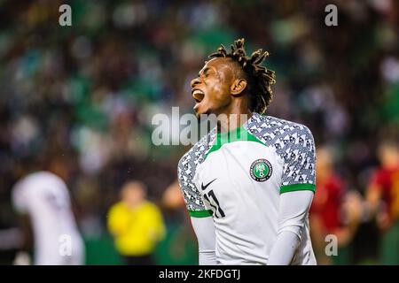 Lissabon, Portugal. 17.. November 2022. Samuel Chukwueze aus Nigeria reagiert beim Freundschaftsspiel zwischen Portugal und Nigeria im Jose Alvalade-Stadion vor der Qatar-Weltmeisterschaft 2022. (Endergebnis: Portugal 4 - 0 Nigeria) Credit: SOPA Images Limited/Alamy Live News Stockfoto