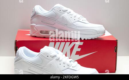 Eine Nahaufnahme von dreifach weißen Nike Air Max 90 Sneakern. Stockfoto