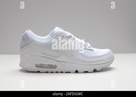 Eine Nahaufnahme des dreifachen weißen Nike Air Max 90 Sneakers. Stockfoto