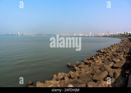 Blick auf den Damm von Mumbai mit großen Steinen und Himmel. Bombay am Meer. Mumbai, das größte und industrialisierteste Stadtgebiet Indiens. Stockfoto