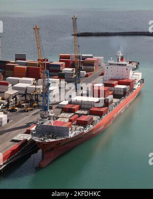 Ein Containerschiff, das im Hafen von Napier - Neuseeland entladen wird Stockfoto