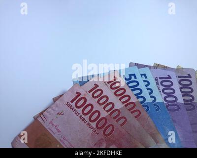 Nahaufnahme isoliert auf weißem Geld mehrere auf Rupien lautende Banknoten. Rupiah ist die Währung Indonesiens Stockfoto