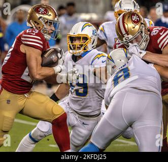 Santa Clara, Kalifornien, USA. 13.. November 2022. San Francisco 49ers läuft zurück CHRISTIAN MCCAFFREY (23) in die Defensive Linie im Levis Stadium in Santa Clara, Kalifornien. Die 49ers besiegten die LA Chargers mit 22:16. (Bild: © Al Golub/ZUMA Press Wire) Stockfoto