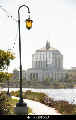 Eine historische Straßenlaterne umrahmt die Skyline von Oakland, Kalifornien, USA. Stockfoto