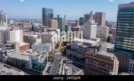 Die Skyline am Nachmittag aus der Vogelperspektive im Stadtzentrum von Oakland, Kalifornien, USA. Stockfoto