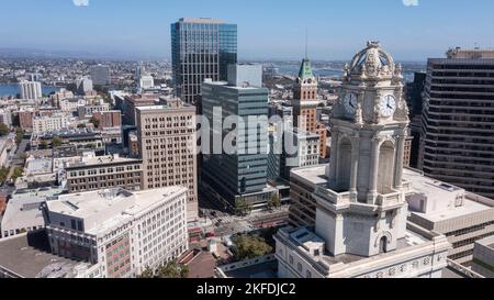 Die Skyline am Nachmittag aus der Vogelperspektive im Stadtzentrum von Oakland, Kalifornien, USA. Stockfoto