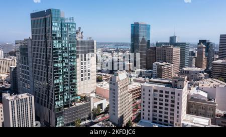 Die Skyline am Nachmittag aus der Vogelperspektive im Stadtzentrum von Oakland, Kalifornien, USA. Stockfoto
