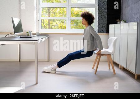 Trizeps Dip Büro Schreibtischstuhl Workout Übung Stockfoto