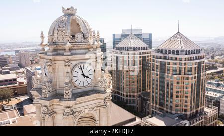Die Skyline am Nachmittag aus der Vogelperspektive im Stadtzentrum von Oakland, Kalifornien, USA. Stockfoto
