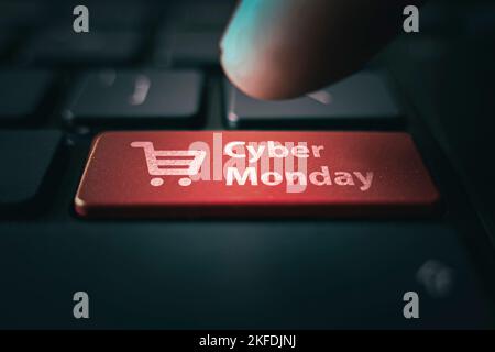Cyber Monday und Shopping Trolley-Symbol auf Notebook-Tastatur. Online-Shopping zu einem Rabatt. Verkaufstag im Online-Shop. Stockfoto