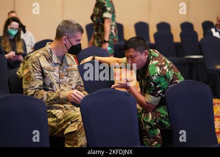 US Air Force Col. Kristoff Sills, Hawaii Air National Guard, und LT. Col. Fajar Catur, TNI, diskutieren die 2. Runde akademischer Vorträge für Tag 2 von Gema Bhakti, 10. September 2022, Jakarta Indonesien. Die GEMA Bhakti 22 ist eine Veranstaltung des USINDOPACOM Joint Exercise Program, bei der die US-Streitkräfte in Zusammenarbeit mit den TNI-Streitkräften zusammenarbeiten, um die Interoperabilität zu erhöhen und die regionale Stabilität und Sicherheit durch bilaterale und multilaterale Partnerschaften zu verbessern. (FOTO DER US Air Force von Master Sgt. Andrew Jackson) Col. Fajar Catur , TNI, diskutiert die 2. Runde akademischer Vorträge für Tag 2 von Gema BHAK Stockfoto