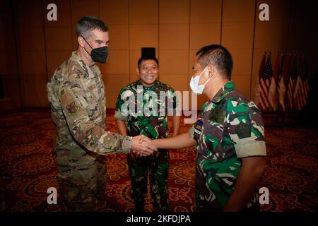 US Air Force Col. Kristoff Sills, Hawaii Air National Guard, und LT. Col. Fajar Catur, TNI, diskutieren die 2. Runde akademischer Vorträge für Tag 2 von Gema Bhakti, 10. September 2022, Jakarta Indonesien. Die GEMA Bhakti 22 ist eine Veranstaltung des USINDOPACOM Joint Exercise Program, bei der die US-Streitkräfte in Zusammenarbeit mit den TNI-Streitkräften zusammenarbeiten, um die Interoperabilität zu erhöhen und die regionale Stabilität und Sicherheit durch bilaterale und multilaterale Partnerschaften zu verbessern. (FOTO DER US Air Force von Master Sgt. Andrew Jackson) Stockfoto