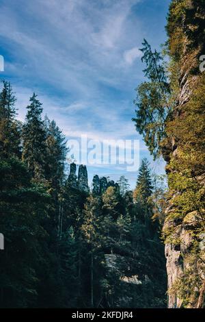 In freier Natur zwischen Felsen und Sandsteinen. Wanderweg aus Fluchtpunktperspektive, aufgenommen in der Sächsischen Schweiz mit den berühmten Schrammsteinen. Stockfoto