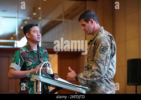 Maj. Eko Prakoso, TNI und US Army LT. Col. Houston Sheets, USINDOPACOM, diskutieren die erste Runde von akademischen Vorträgen für Tag 2 von GEMA Bhakti, 10. September 2022, Jakarta Indonesien. Die GEMA Bhakti 22 ist eine Veranstaltung des USINDOPACOM Joint Exercise Program, bei der die US-Streitkräfte in Zusammenarbeit mit den TNI-Streitkräften zusammenarbeiten, um die Interoperabilität zu erhöhen und die regionale Stabilität und Sicherheit durch bilaterale und multilaterale Partnerschaften zu verbessern. (FOTO DER US Air Force von Master Sgt. Andrew Jackson) Stockfoto