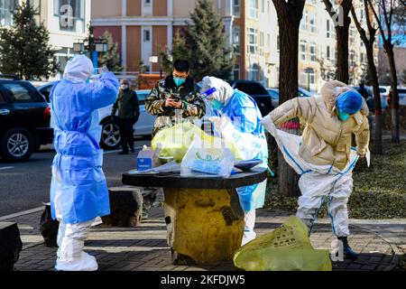 HOHHOT, CHINA - 18. NOVEMBER 2022 - Medizinische Mitarbeiter bereiten sich auf die Nukleinsäureprobennahme in einem Wohnkomplex in Hohhot, Innere Mongolei, China, 1. November vor Stockfoto