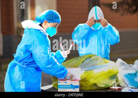 HOHHOT, CHINA - 18. NOVEMBER 2022 - Medizinische Mitarbeiter bereiten sich auf die Nukleinsäureprobennahme in einem Wohnkomplex in Hohhot, Innere Mongolei, China, 1. November vor Stockfoto