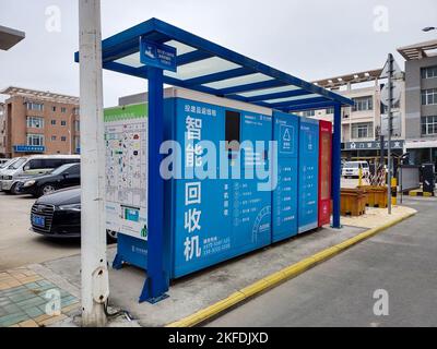 SUQIAN, CHINA - 18. NOVEMBER 2022 - Eine intelligente Müllrecycling-Maschine wird in einer Wohngemeinde in Suqian, Provinz Jiangsu, China, am 18. November 2 gesehen Stockfoto