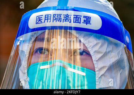 HOHHOT, CHINA - 18. NOVEMBER 2022 - Medizinische Mitarbeiter bereiten sich auf die Nukleinsäureprobennahme in einem Wohnkomplex in Hohhot, Innere Mongolei, China, 1. November vor Stockfoto