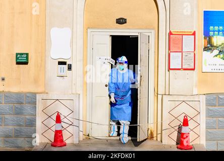 HOHHOT, CHINA - 18. NOVEMBER 2022 - Ein Arzt geht aus einer versiegelten Einheit in einem Wohnkomplex in Hohhot, Innere Mongolei, China, 18. November Stockfoto