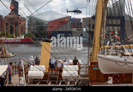 Die Polizeibehörde von Baltimore County zeigte ihre Fähigkeiten durch eine inszenierte Wasserrettung während der Maryland Fleet Week & Flyover Baltimore, 8. September 2022. Die Maryland Fleet Week ist eine jährliche öffentliche Veranstaltung, bei der sich das US-Marine-Corps, die US-Marine und die US-Küstenwache gegenseitig und Zivilisten engagieren können. Mehr als 2.300 Service-Mitglieder nehmen Teil, engagieren sich und unterstützen bei Schiffstouren, Live-Bands und Community-Service-Events. Stockfoto