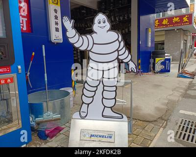 SUQIAN, CHINA - 18. NOVEMBER 2022 - Ein Michelin-Geschäft in Suqian, Provinz Jiangsu, China, 18. November 2022. Stockfoto