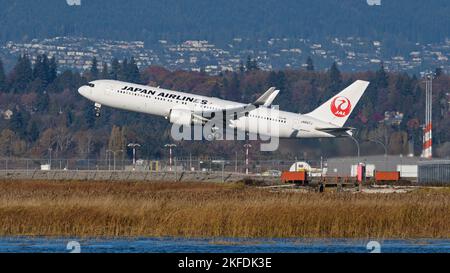 Richmond, British Columbia, Kanada. 17.. November 2022. Ein Boeing 767-Jetliner (JA607J) von Japan Airlines fährt vom internationalen Flughafen Vancouver ab (Foto: © Bayne Stanley/ZUMA Press Wire) Stockfoto