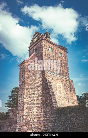 Schloss Stolpen in der Sächsischen Schweiz. Turm der Gefangenen Gräfin Cosel und Sitz der Bischöfe von Meißen. Alte Mauern, Ruinen und Burg. Stockfoto