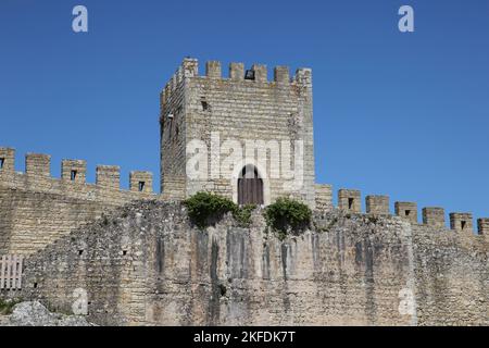 Die befestigte Steinmauer umgibt die wunderschöne portugiesische Stadt Obidos. Die historische Stadt ist ein sehr beliebtes Touristenziel in Westportugal. Stockfoto
