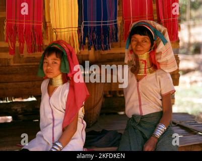 Thailand: Padaung (Long Neck Karen) Frau und Kind, Dorf in der Nähe von Mae Hong Son. Die Padaung oder Kayan Lahwi oder langhalsige Karen sind eine Untergruppe der Kayan, eine Mischung aus Gesetzmär, Kayan und mehreren anderen Stämmen. Kayan sind eine Untergruppe der Roten Karen (Karenni), einer ethnischen Minderheit der Tibeto-Burman in Burma (Myanmar). Stockfoto