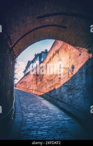 Schloss Stolpen in der Sächsischen Schweiz. Turm der Gefangenen Gräfin Cosel und Sitz der Bischöfe von Meißen. Alte Mauern, Ruinen und Burg. Stockfoto