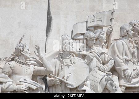 Detailansicht einiger Figuren aus dem Kalksteindenkmal (Padrao Dos Descobrimentos) im Lissabonner Stadtteil Belem. Das Denkmal wurde geschaffen, um Stockfoto