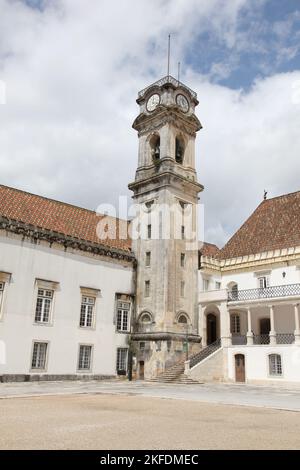Das alte Hauptgebäude der Universität und der berühmte Glockenturm an der Universität von Coimbra Portugal. Der Uhrenturm wurde im 18.. Jahrhundert errichtet. Der Stockfoto
