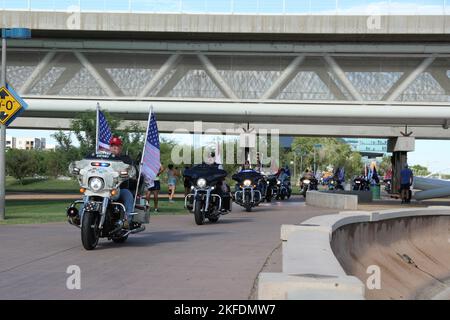 Die Arizona Patriot Guard Riders fahren während des Tunnel to Towers 5k Walk and Run Events am 10. September 2022 in Tempe, Arizona. Der „Tunnel to Towers 5k Walk and Run“ ist ein Ereignis, das zum Gedenken an diejenigen stattfindet, die an den tragischen Ereignissen am 11. September 2001 gedient haben. Stockfoto