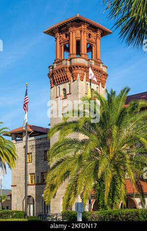 Turm des ehemaligen Alcazar Hotels, in dem sich jetzt die St. Augustine City Hall und das Lightner Museum in der Old City St. Augustine, Florida. (USA) Stockfoto