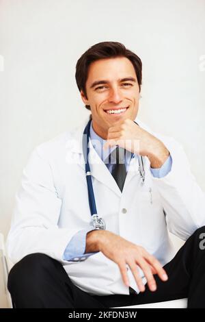 Glücklicher junger Arzt mit Stethoskop. Porträt eines erfolgreichen jungen Arztes mit Stethoskop. Stockfoto