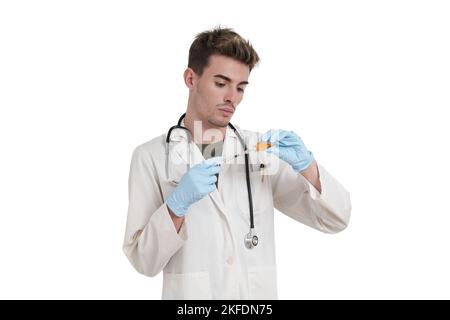 Junger kaukasischer Arzt, der isoliert eine Dosis eines Impfstoffs vorbereitet. Stockfoto