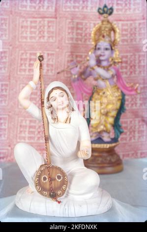 Krishna, der große Vertreter der Bhagavad Gita, ist eine der mächtigsten Inkarnationen Vishnus, der Gottheit der Hindu-Trinität der Gottheiten. Von allen Vishnu-Avataren ist er der populärste, und vielleicht von allen Hindu-Göttern der, der dem Herzen der Massen am nächsten ist. Krishna war dunkel und äußerst stattlich. Das Wort Krishna bedeutet wörtlich "schwarz", und Schwarz bedeutet auch Mysterienhaftigkeit. Stockfoto