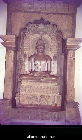 Lord Mahavir war das zwanzig vierte und letzte Tirthankara der Jain Religion dieser Ära. Nach Jain Philosophie waren alle Tirthankaras menschliche Wesen, aber sie haben einen Zustand der Vollkommenheit oder Erleuchtung durch Meditation und Selbstverwirklichung erreicht. Sie sind die Götter von Jains. Das Konzept von Gott als Schöpfer, Beschützer und Zerstörer des Universums existiert im Jainismus nicht. Auch die Idee von Gottes Reinkarnation als Mensch, um die Dämonen zu zerstören, wird im Jainismus nicht akzeptiert. Stockfoto