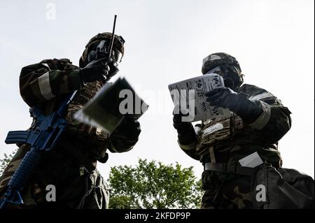 Staff Sgt. Matthew Plizga und Tech. Sgt. Jamie Snyder, Patrouillen der 911th Security Forces Squadron, rufen ein lächelndes, nicht explodierendes Geschütz auf, das während der Übung Steel Dragon auf der Pittsburgh International Airport Air Reserve Station, Pennsylvania, 10. September 2022 beobachtet wird. Übung Steel Dragon war eine viertägige Bereitschaftsinspektion, bei der die Fähigkeiten getestet wurden, Airmen effektiv und effektiv vom 911. Luftbrücke aus einzusetzen. 4thAF, AFRC, AirmanMagazine, DMA, DOD, USAF, Stockfoto