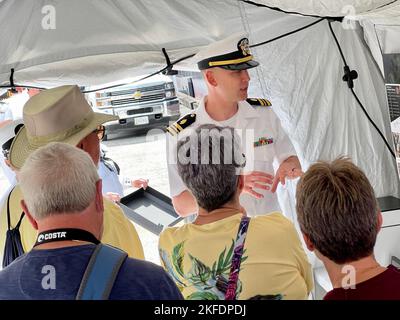 BALTIMORE (10. September 2022) LT. Cmdr. Chaselynn Watters, Mikrobiologe am Naval Medical Research Center (NMRC), spricht mit den Teilnehmern der Maryland Fleet Week und Flyover Baltimore über die mobilen Laborkapazitäten von NMRC. Die Maryland Fleet Week und Flyover sind Baltimore's Feier der Seeverkehrsdienste und bieten den Bürgern von Maryland und der Stadt Baltimore die Möglichkeit, Seeleute, Marineinfanteristen und Küstenwartsmänner zu treffen und die neuesten Möglichkeiten der heutigen Seeverkehrsdienste aus erster Hand zu sehen. Stockfoto