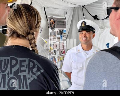 BALTIMORE (10. September 2022) Jan Marayag, Chief Hospital Corpsman, ein fortgeschrittener Laborant des Naval Medical Research Center (NMRC), spricht mit den Teilnehmern der Maryland Fleet Week und Flyover Baltimore über die biologischen mobilen Laborkapazitäten von NMRC. Die Maryland Fleet Week und Flyover sind Baltimore's Feier der Seeverkehrsdienste und bieten den Bürgern von Maryland und der Stadt Baltimore die Möglichkeit, Seeleute, Marineinfanteristen und Küstenwartsmänner zu treffen und die neuesten Möglichkeiten der heutigen Seeverkehrsdienste aus erster Hand zu sehen. Stockfoto