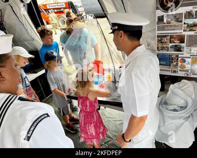 BALTIMORE (10. September 2022) Jan Marayag, Chief Hospital Corpsman, ein fortgeschrittener Laborant des Naval Medical Research Center (NMRC), spricht mit den Teilnehmern der Maryland Fleet Week und Flyover Baltimore über die biologischen mobilen Laborkapazitäten von NMRC. Die Maryland Fleet Week und Flyover sind Baltimore's Feier der Seeverkehrsdienste und bieten den Bürgern von Maryland und der Stadt Baltimore die Möglichkeit, Seeleute, Marineinfanteristen und Küstenwartsmänner zu treffen und die neuesten Möglichkeiten der heutigen Seeverkehrsdienste aus erster Hand zu sehen. Stockfoto