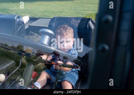 Ein 131. Bomb Wing Familienmitglied sitzt in einem stationären Transportfahrzeug während eines Familientages auf der Jefferson Barracks Air National Guard Base, St. Louis, Missouri, 10. September 2022. Die Basis war Gastgeber der Veranstaltung für Airman des Bombenflügels 131. und ihre Familienmitglieder, um Anerkennung für die Airmen und ihre Familien zu zeigen. Stockfoto