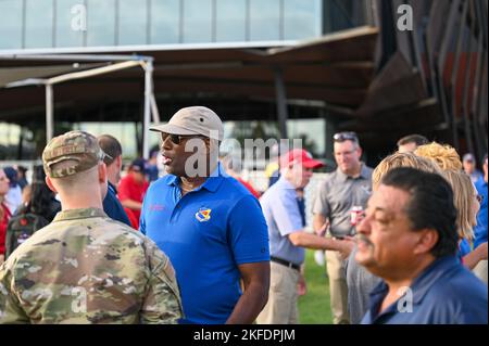 Chief Master Sgt. Dana Council, Kommandochef von 355. Wing, spricht mit Airmen, während er an einer Heckklappe von DM50 auf der Davis-Monthan Air Force Base, Arizona, am 10. September 2022, war. Flugleute von DM wurden eingeladen, Erfrischungen und Essen vor einem Wildcats-Spiel der University of Arizona zu genießen. Stockfoto