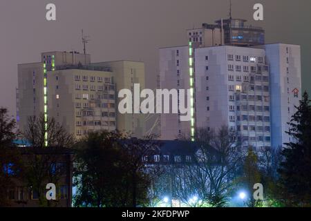 18. November 2022, Sachsen-Anhalt, Magdeburg: In den Fenstern von Hochhäusern in der Landeshauptstadt Sachsen-Anhalt brennen erste Lichter. Um Verzögerungen bei der Übertragung von Wohnungszuschüssen zu vermeiden, plädiert der Hauptgeschäftsführer des Deutschen Städtebundes Anfang des Jahres für eine unkomplizierte Vorauszahlung. Normalerweise würden die Ämter fünf bis sieben Monate benötigen, um die Anträge zu bearbeiten, aber aufgrund der Multiplikation der Anträge würde dies jetzt noch länger dauern. Aufgrund der hohen Energiepreise sind die Menschen jedoch von Th abhängig Stockfoto