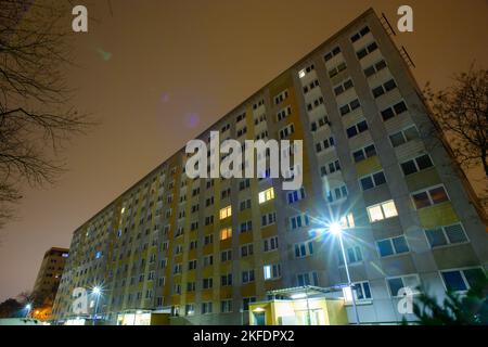 18. November 2022, Sachsen-Anhalt, Magdeburg: Die ersten Lichter brennen in den Fenstern eines Hochhauses in der Hauptstadt Sachsen-Anhalt. Um Verzögerungen bei der Übertragung von Wohnungszuschüssen zu vermeiden, plädiert der Hauptgeschäftsführer des Deutschen Städtebundes Anfang des Jahres für eine unkomplizierte Vorauszahlung. Normalerweise würden die Ämter fünf bis sieben Monate benötigen, um die Anträge zu bearbeiten, aber aufgrund der Multiplikation der Anträge würde dies jetzt noch länger dauern. Aufgrund der hohen Energiepreise sind die Menschen jedoch auf die h angewiesen Stockfoto