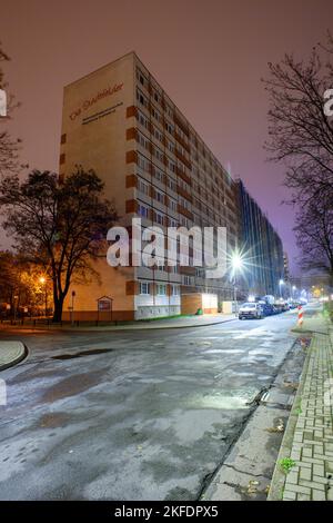 18. November 2022, Sachsen-Anhalt, Magdeburg: In den Fenstern eines Hochhauses in der Hauptstadt Sachsen-Anhalt brennt kein Licht. Um Verzögerungen bei der Übertragung von Wohnbeihilfen zu vermeiden, plädiert der Geschäftsführer des Deutschen Städtebundes Anfang des Jahres für eine unkomplizierte Vorauszahlung. Normalerweise würden die Ämter fünf bis sieben Monate benötigen, um die Anträge zu bearbeiten, aber aufgrund der Multiplikation der Anträge würde dies jetzt noch länger dauern. Aufgrund der hohen Energiepreise sind die Menschen jedoch auf die Wohngeld angewiesen, so Stockfoto