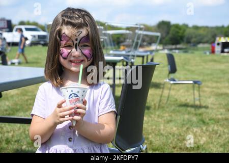 Ein 131. Bomb Wing Familienmitglied genießt einen Traubenschneekegel im Familien-Picknickbereich in Jefferson Barracks, St. Louis, Missouri, 10. September 2022. Sie bestätigte auch, dass ihre Lieblingsfarbe lila ist. Stockfoto