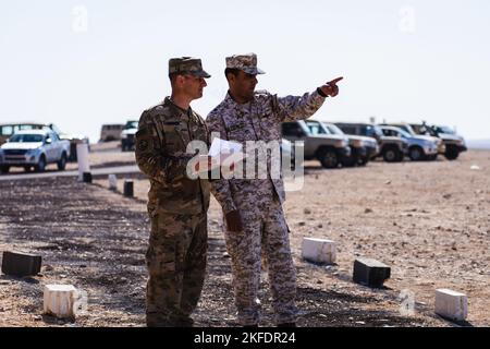 Oberstleutnant der US-Armee, Cory Swanson, Kommandant des Bataillons der Vereinten Waffen 1., und Oberstleutnant Yousef Al-Ajarmah der jordanischen Streitkräfte, sehen sich vor Beginn einer gemeinsamen Trainingsveranstaltung während der Übung Eager Löwe in Jordanien, 11. September 2022, den Trainingsbereich ihrer Einheit an. Eager Lion 22 ist eine vom Haschemitischen Königreich Jordanien veranstaltete multilaterale Übung, die den Austausch militärischer Expertise und die Verbesserung der Interoperabilität zwischen den Partnerländern zum Ziel hat. Stockfoto