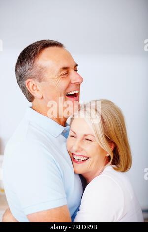 Ein liebevolles Seniorenpaar umarmt sich verliebt. Porträt eines liebevollen Seniorenpaares, das sich verliebt. Stockfoto